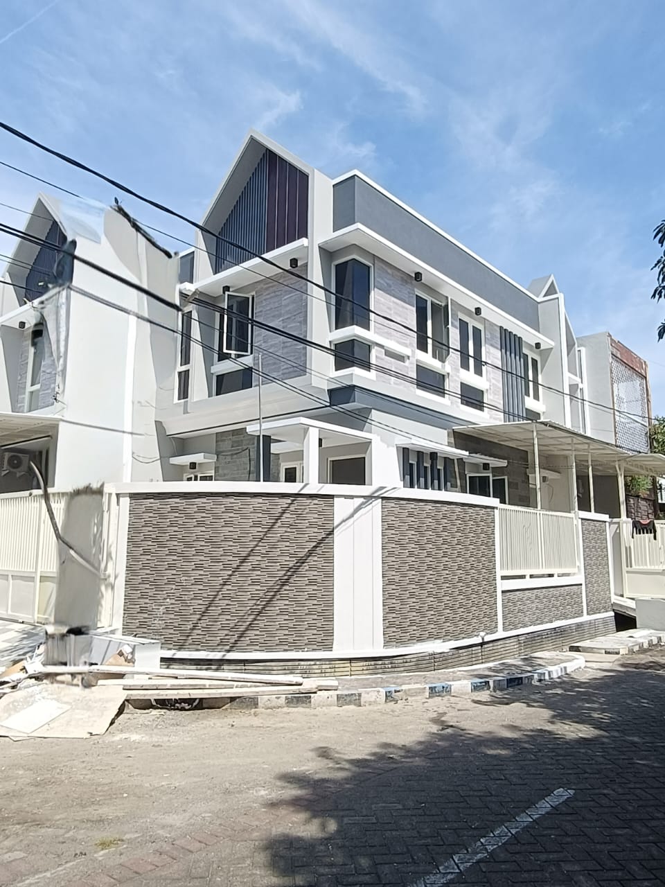 Dijual Rumah Baru Lokasi Strategis di Tenggilis Tengah Surabaya Timur - Image 1