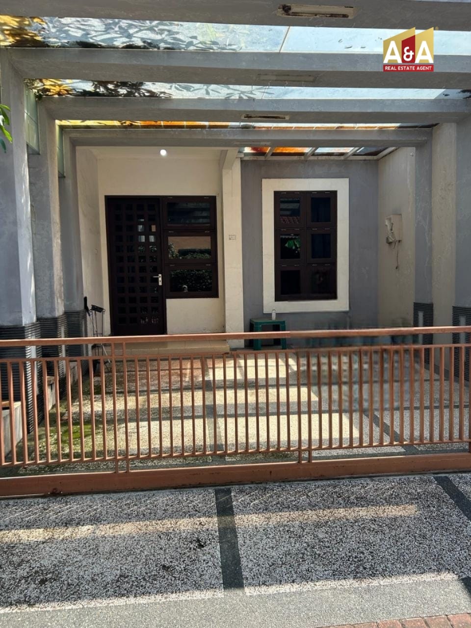 Disewakan Rumah Minimalis dan Strategis di Royal Ketintang Regency Surabaya Selatan - Image 1