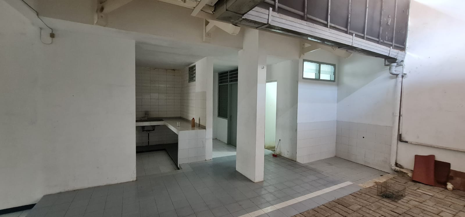 Dijual/Disewakan Rumah Strategis Raya Darmo Harapan Indah Wilayah Surabaya Barat - Image 1