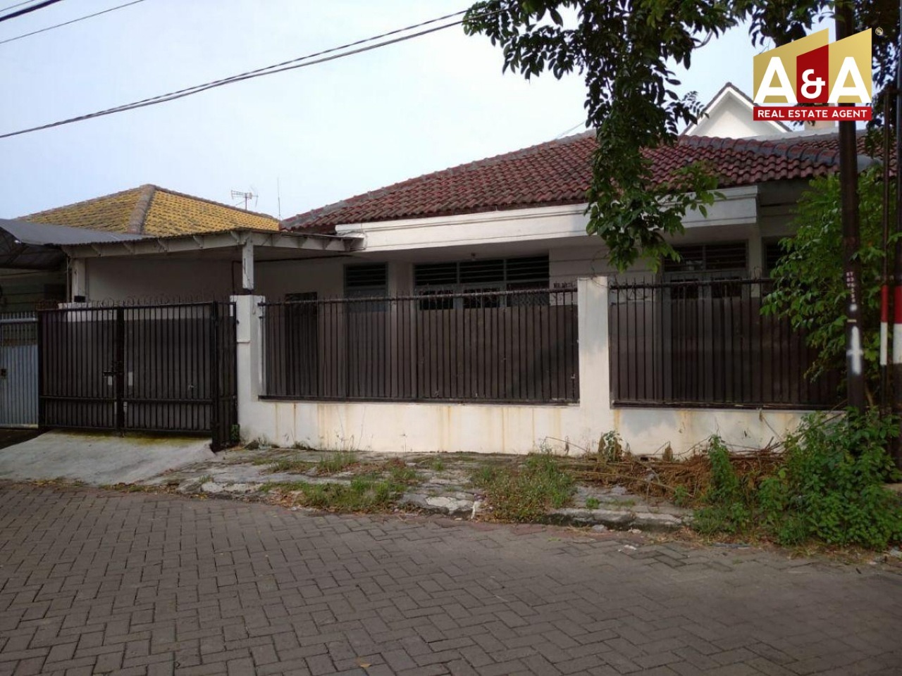 Dijual/disewakan Rumah Lokasi Strategis Raya Darmo Harapan Indah Surabaya Barat - Image 1
