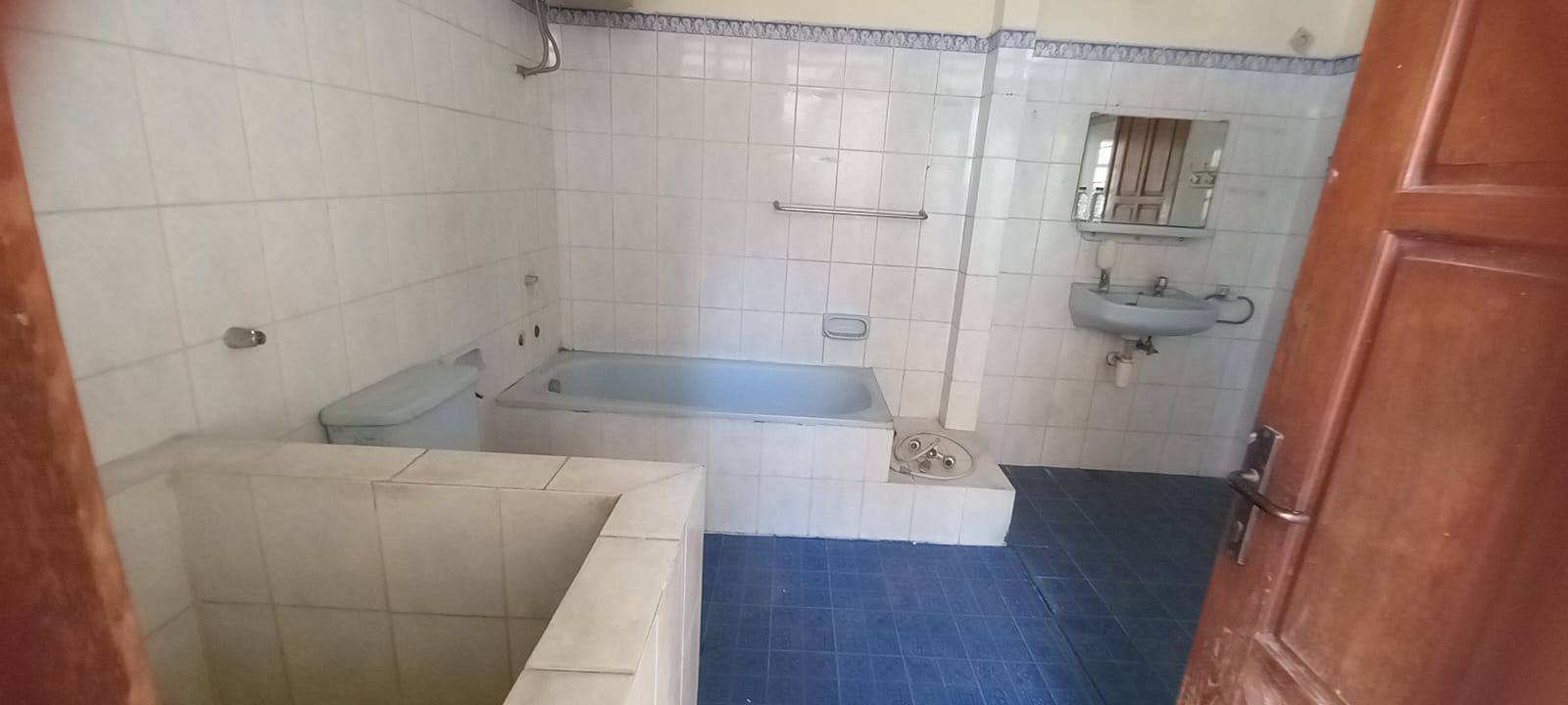 Disewakan Rumah Strategis Wilayah Surabaya Selatan - Thumbnail 4