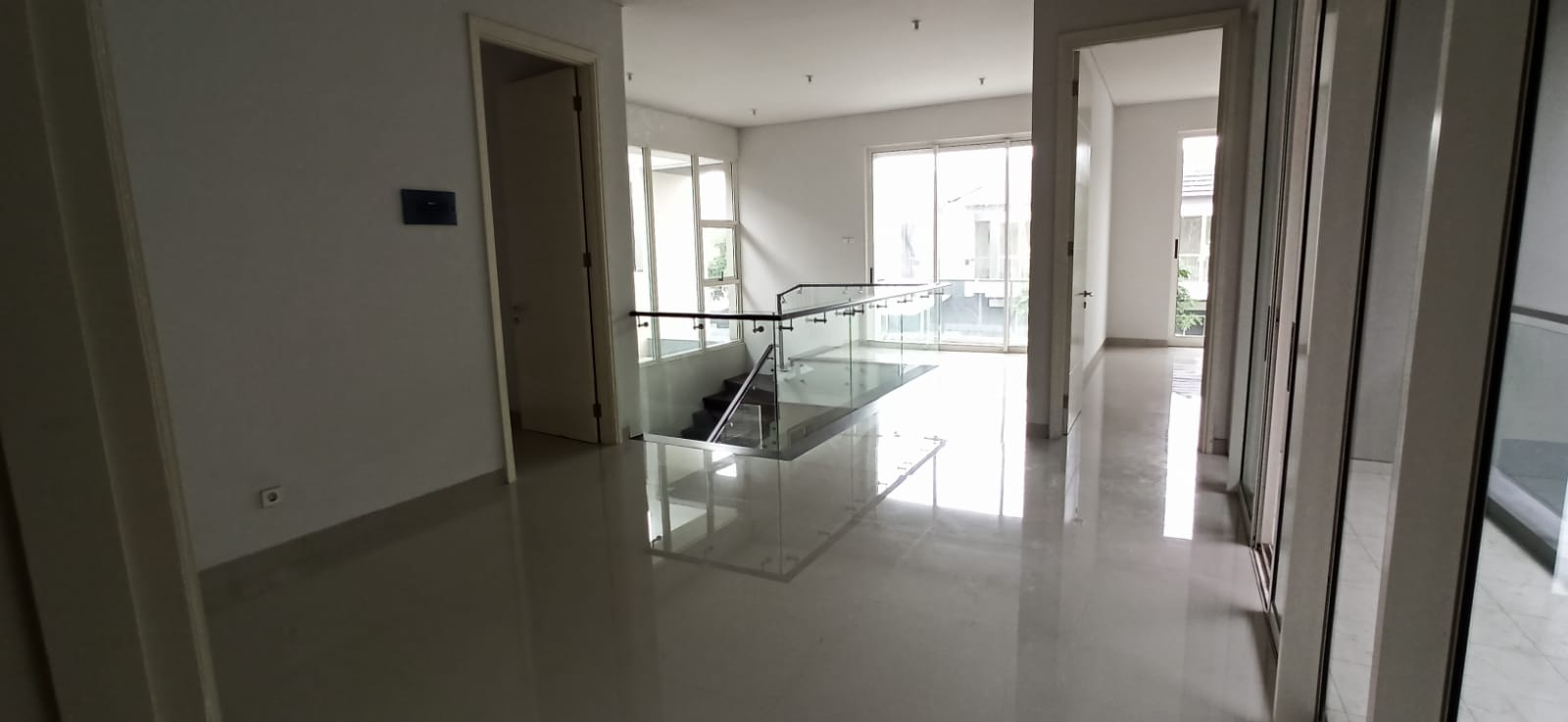 Dijual/Disewakan Rumah Bagus Modern 2 Lantai Wisata Bukit Mas Wilayah Surabaya Barat - Thumbnail 2