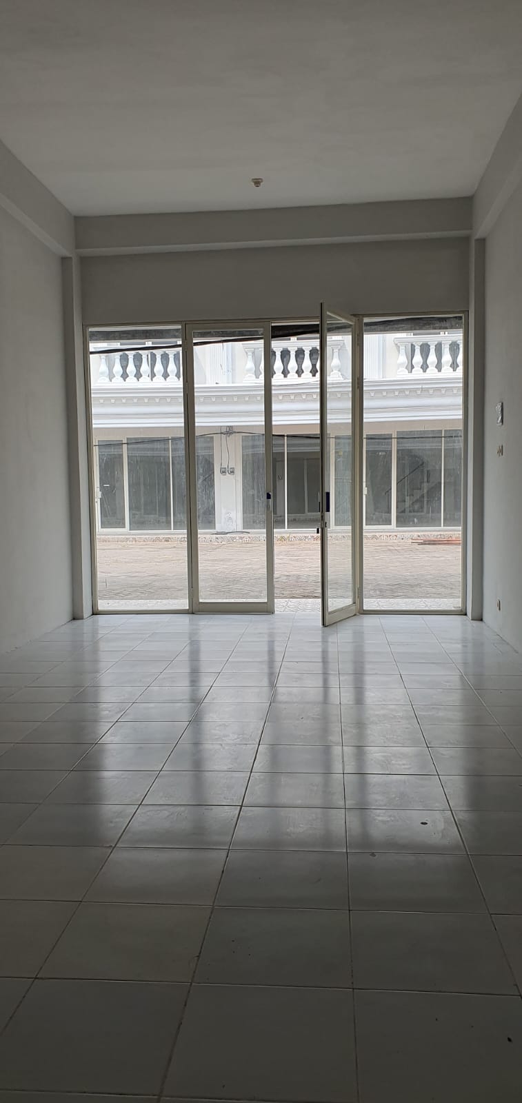 Dijual/Disewakan Ruko Strategis Dua Lantai Royal Palace Sidoarjo - Image 1