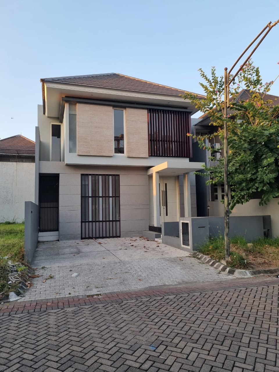 Dijual Rumah Minimalis Kawasan Graha Family (BB) Surabaya Barat - Thumbnail 2