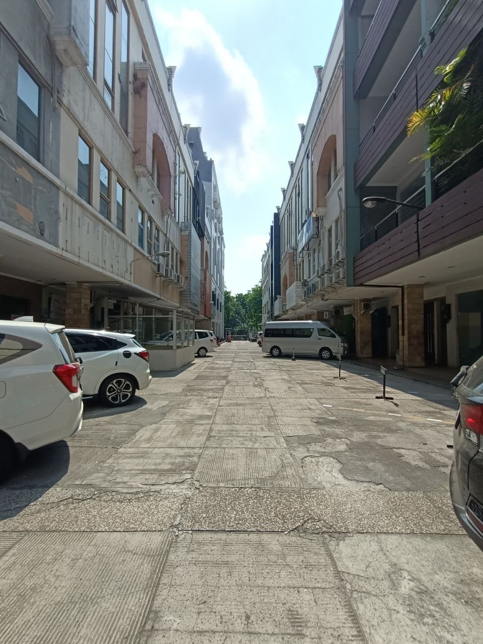 Disewakan Ruko di Darmo Square Raya Darmo Pusat Kota - Image 1