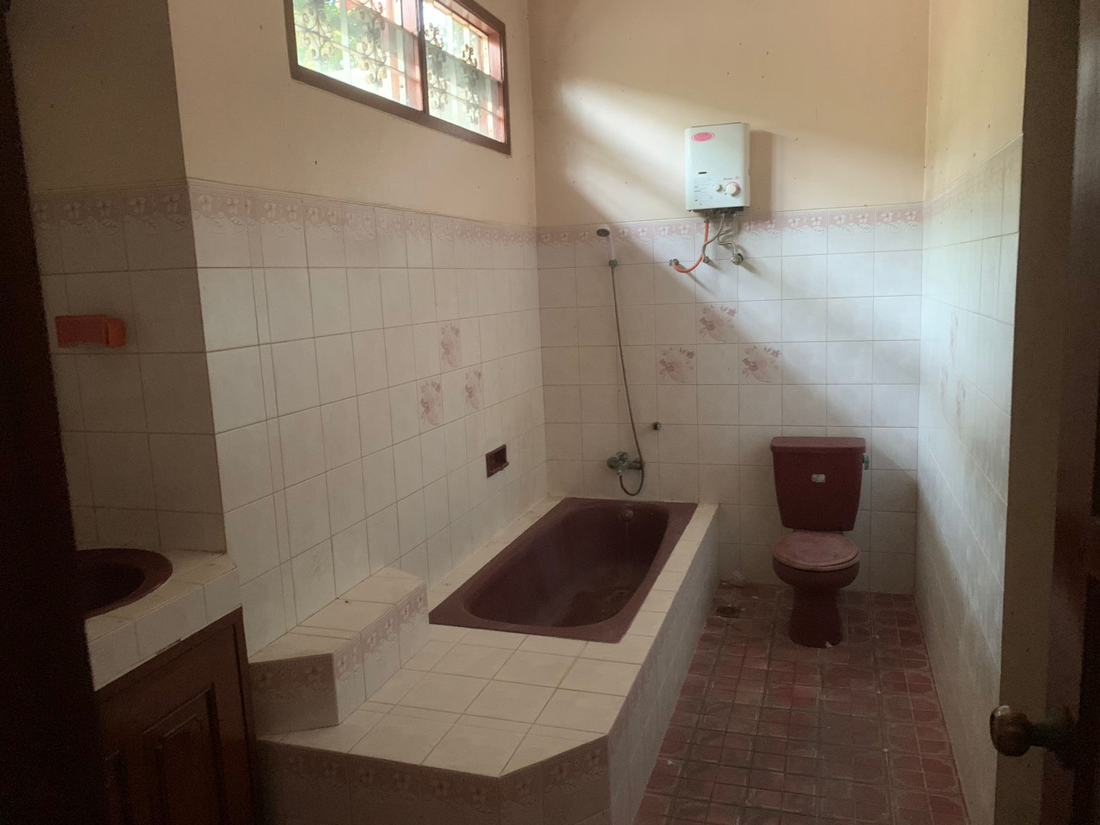 Dijual Rumah Hook Minimalis dan Nyaman Jl Apel Solo - Thumbnail 2