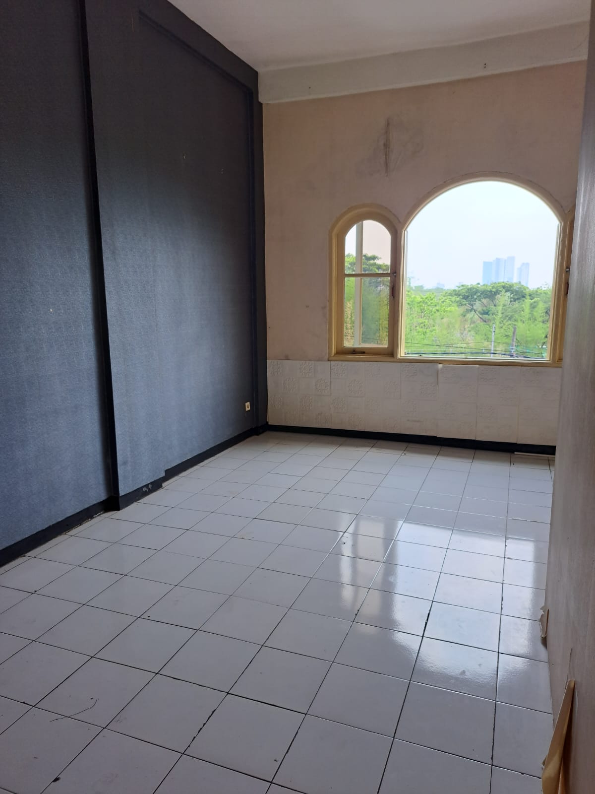 Disewakan Ruko Eksklusif Strategis Bukit Darmo Golf Wilayah Surabaya Barat - Image 1