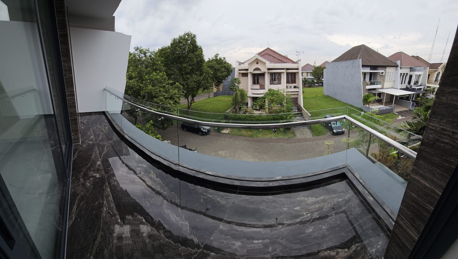 Dijual Rumah Mewah Strategis di Citraland Taman Golf Surabaya Barat - Thumbnail 4