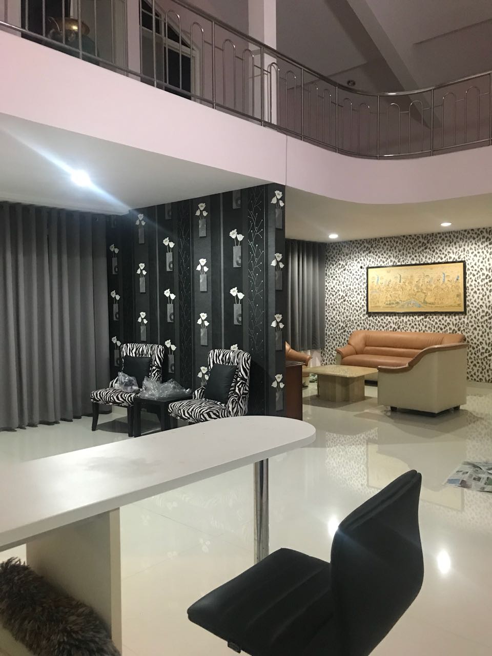 Dijual/Disewakan Rumah Cantik Siap Huni Full Furnish Darmo Sentosa Raya Wilayah Surabaya Barat - Image 1