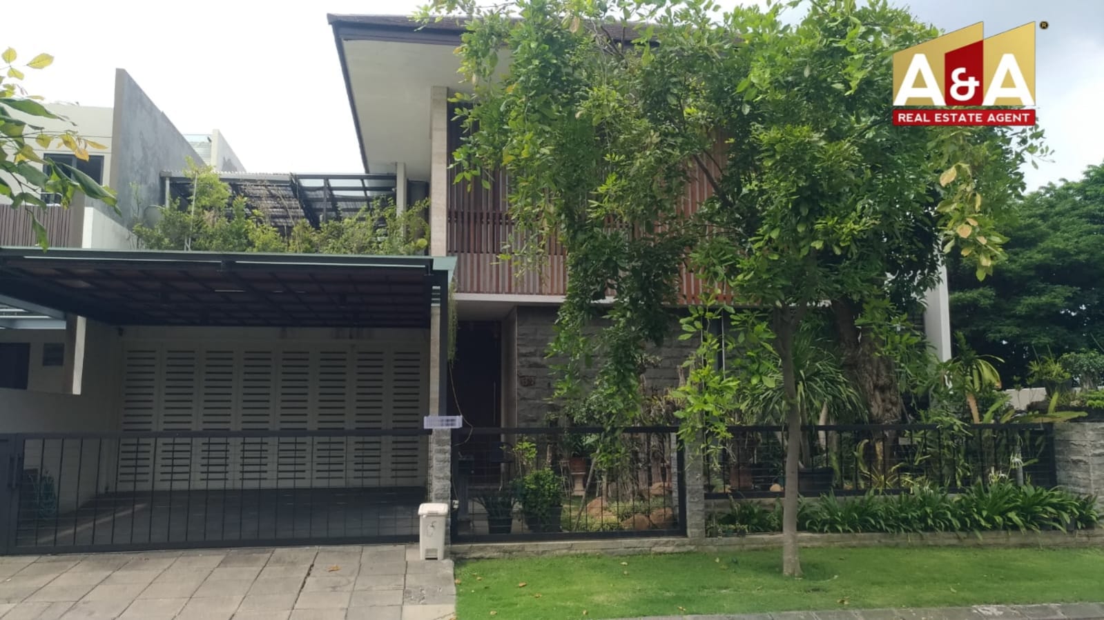 Dijual Rumah Asri Serta Kenyamanan Modern di Graha Natura Wilayah Surabaya Barat - Image 1