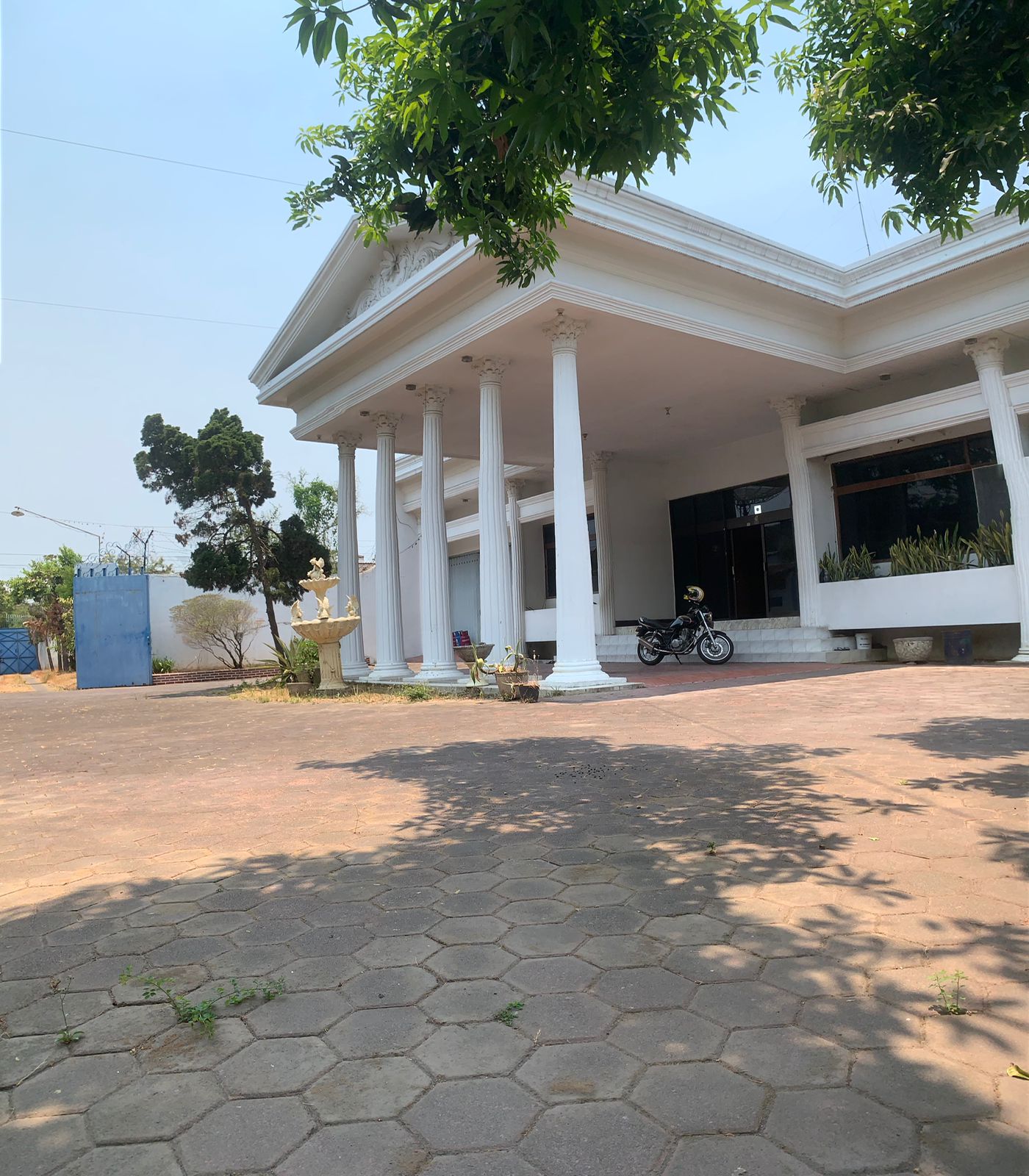 Dijual Rumah Mewah Beserta Furnish Basuki Rahmat Kerten Solo - Image 1