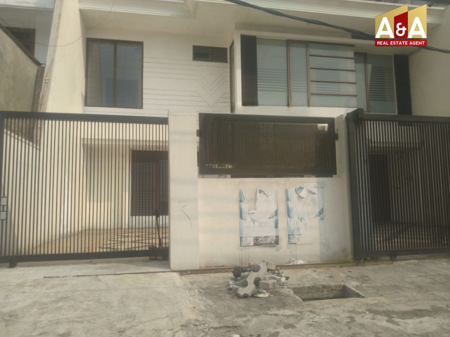 Disewakan Rumah Modern Kawasan Ramai BarataJaya SBY Timur - Image 1