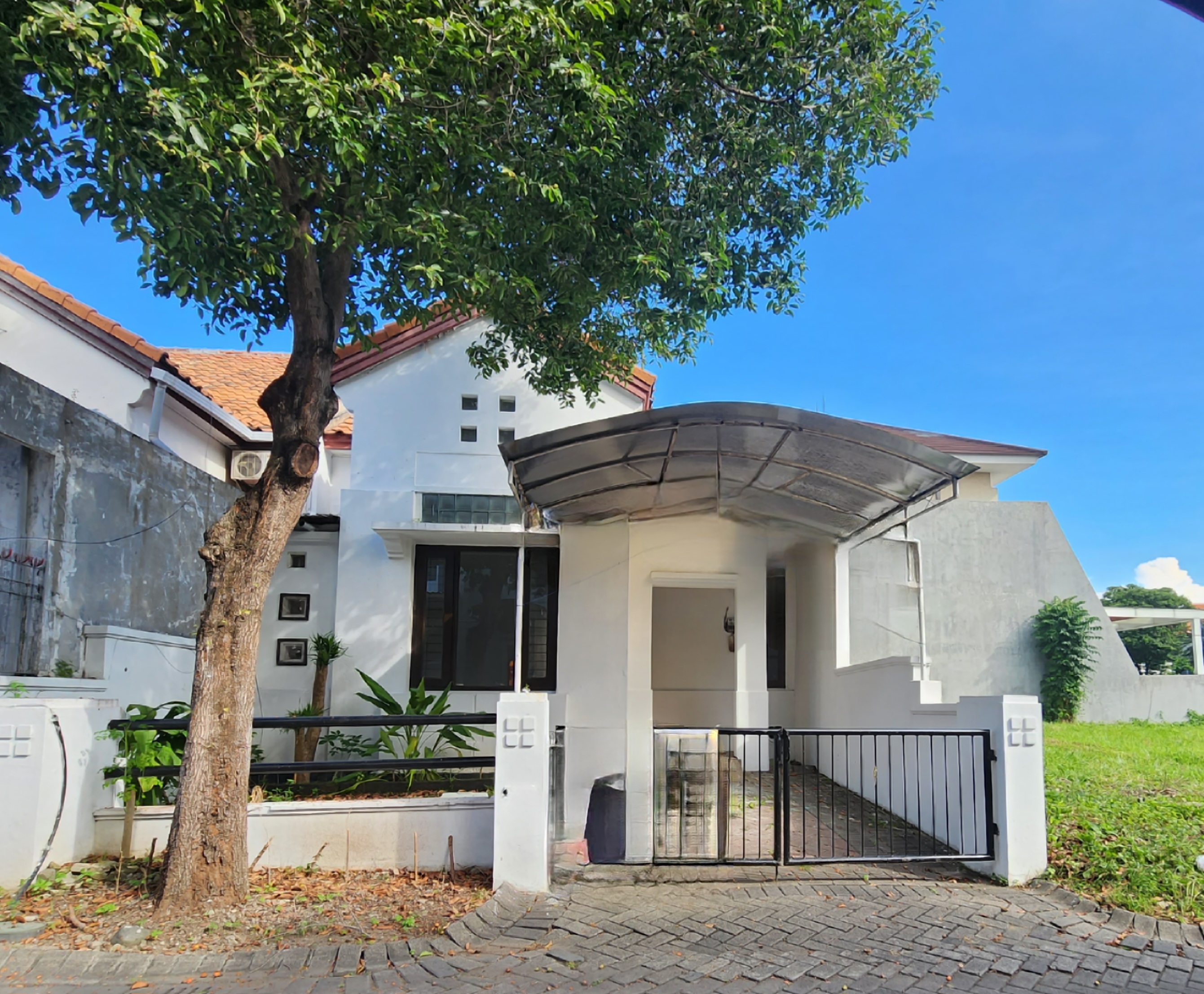 Disewakan Rumah Taman Puspa Raya Citraland Surabaya Barat - Image 1