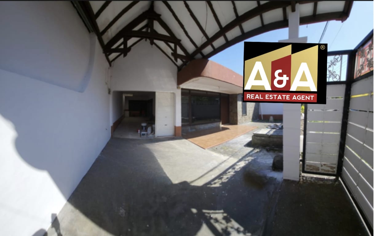 DISEWAKAN RUMAH STRATEGIS DAN NYAMAN DI MANYAR SURABAYA TIMUR - Image 1