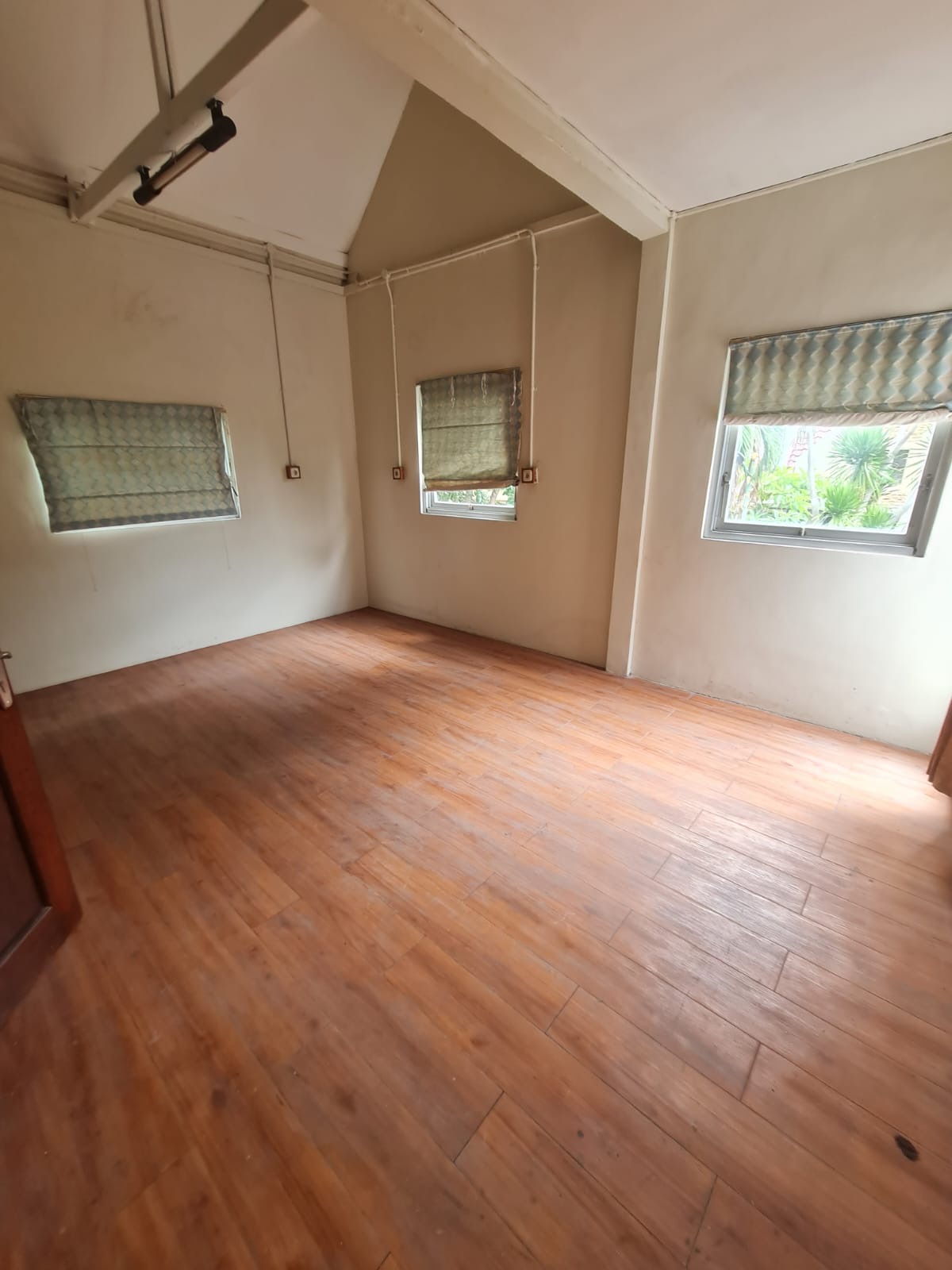 Dijual / Disewakan Rumah Siap Huni Lokasi Strategis International Village Citraland Surabaya Barat - Image 1