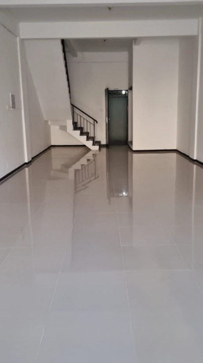 Disewakan Ruko Komersial 2,5 Lantai di Taman International Citraland Surabaya Barat - Image 1