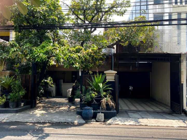 Dijual Rumah Strategis Nyaman di Raya Mulyosari Wilayah Surabaya Timur - Image 1