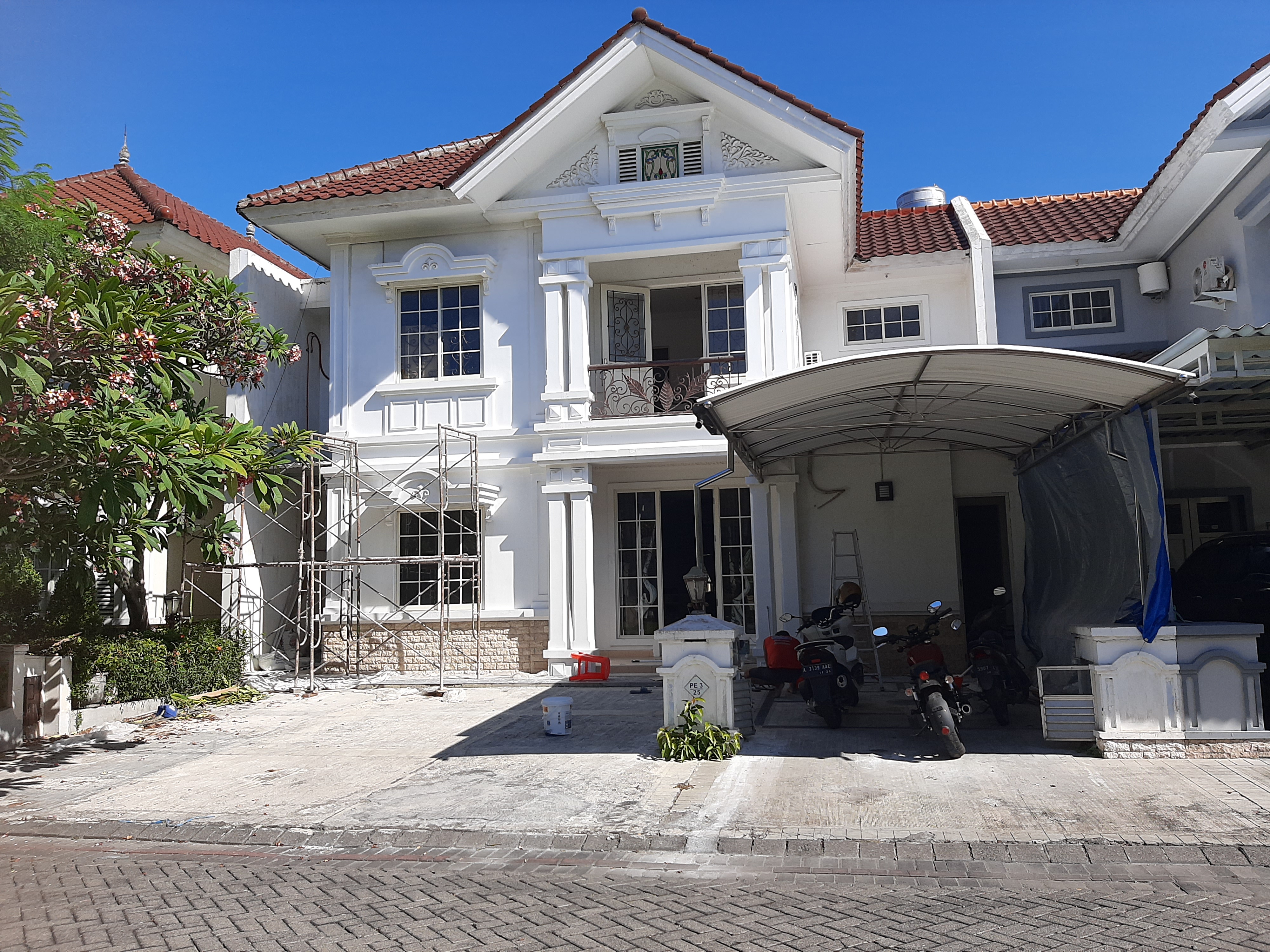 Disewakan rumah bagus furnished pakuwon indah surabaya - Image 1