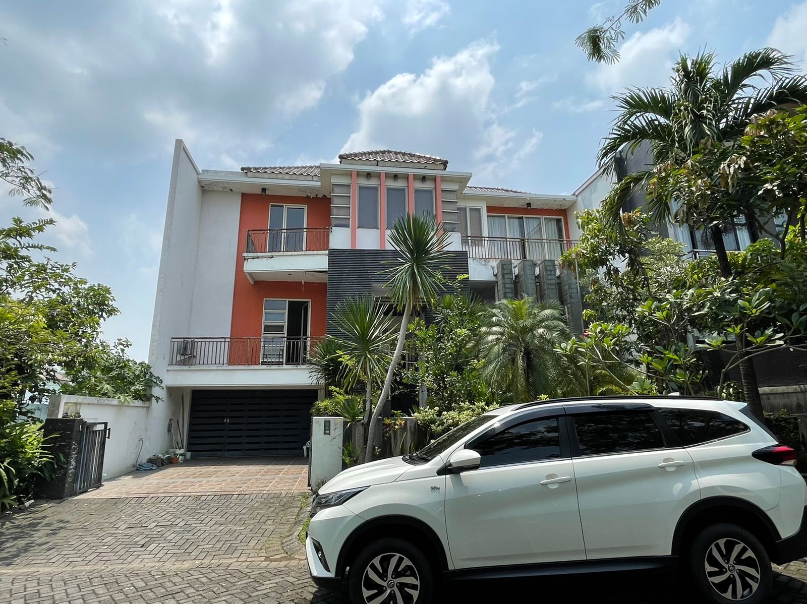 Dijual Rumah Mewah Strategis di Citraland Wilayah Surabaya Barat - Image 1