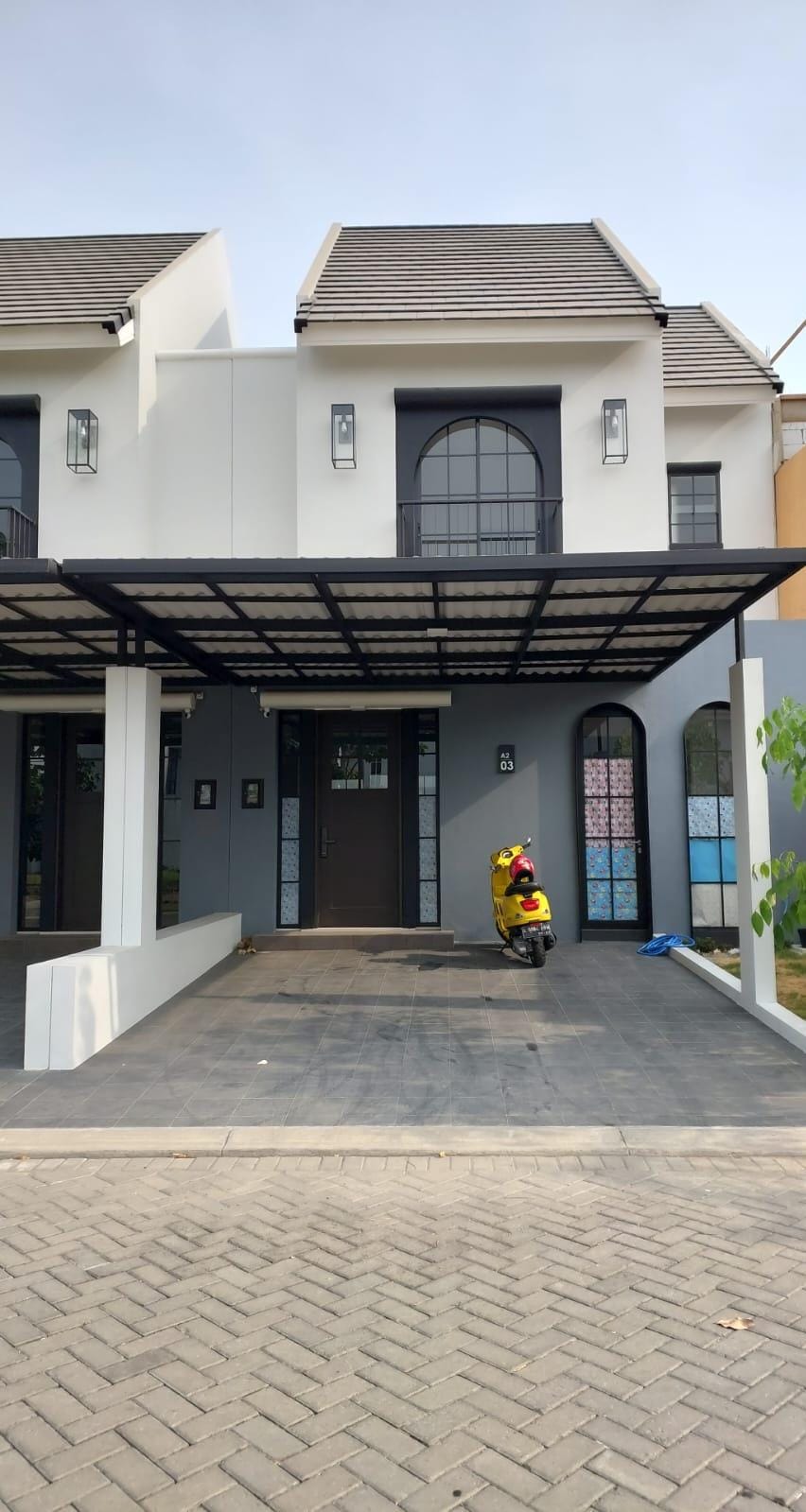 Disewakan Rumah Luas Strategis di Wilayah Citraland Surabaya Barat - Image 1