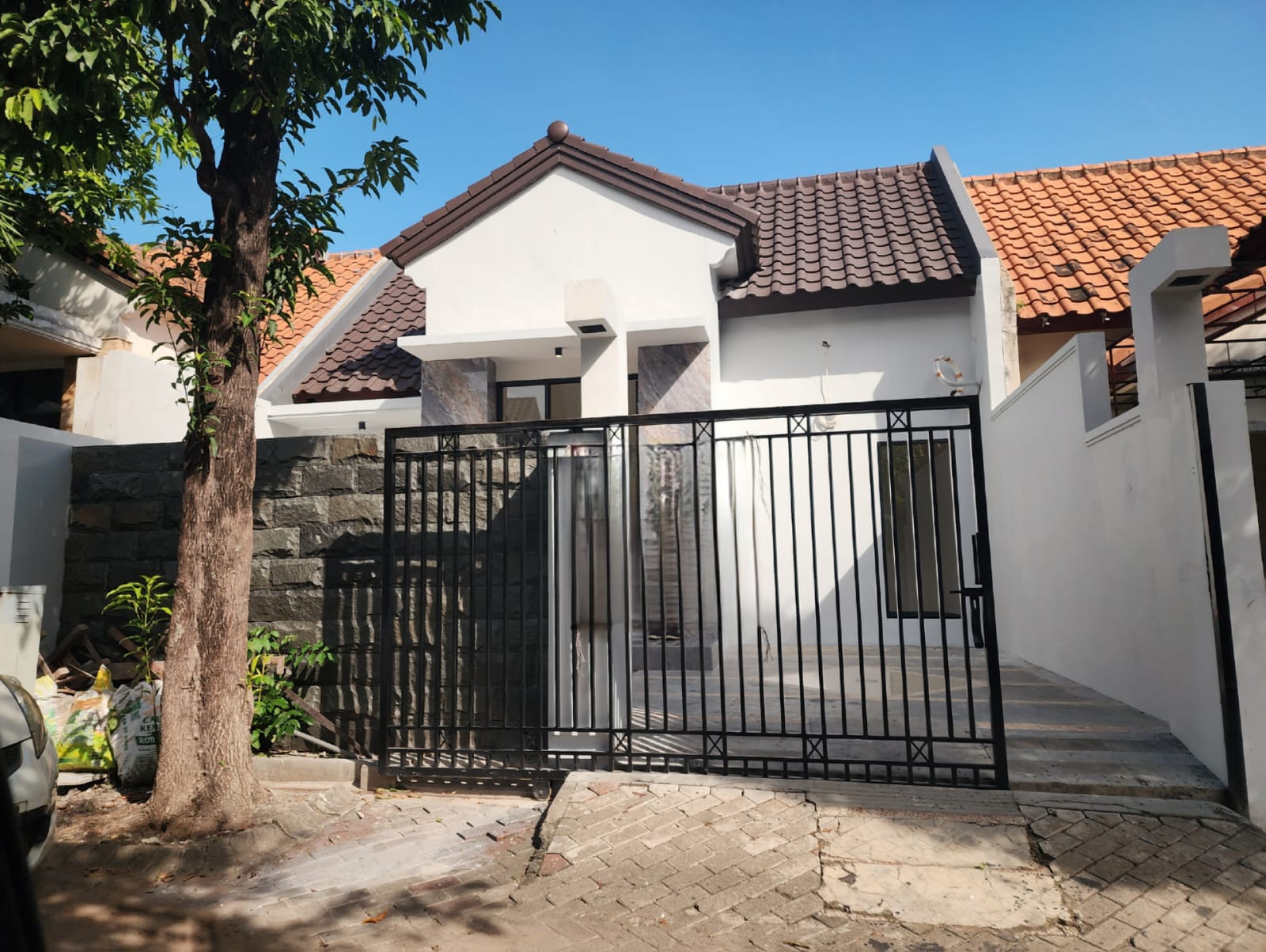 Dijual Rumah Strategis Lokasi Dekat Pasar Modern di Citraland Surabaya Barat - Image 1