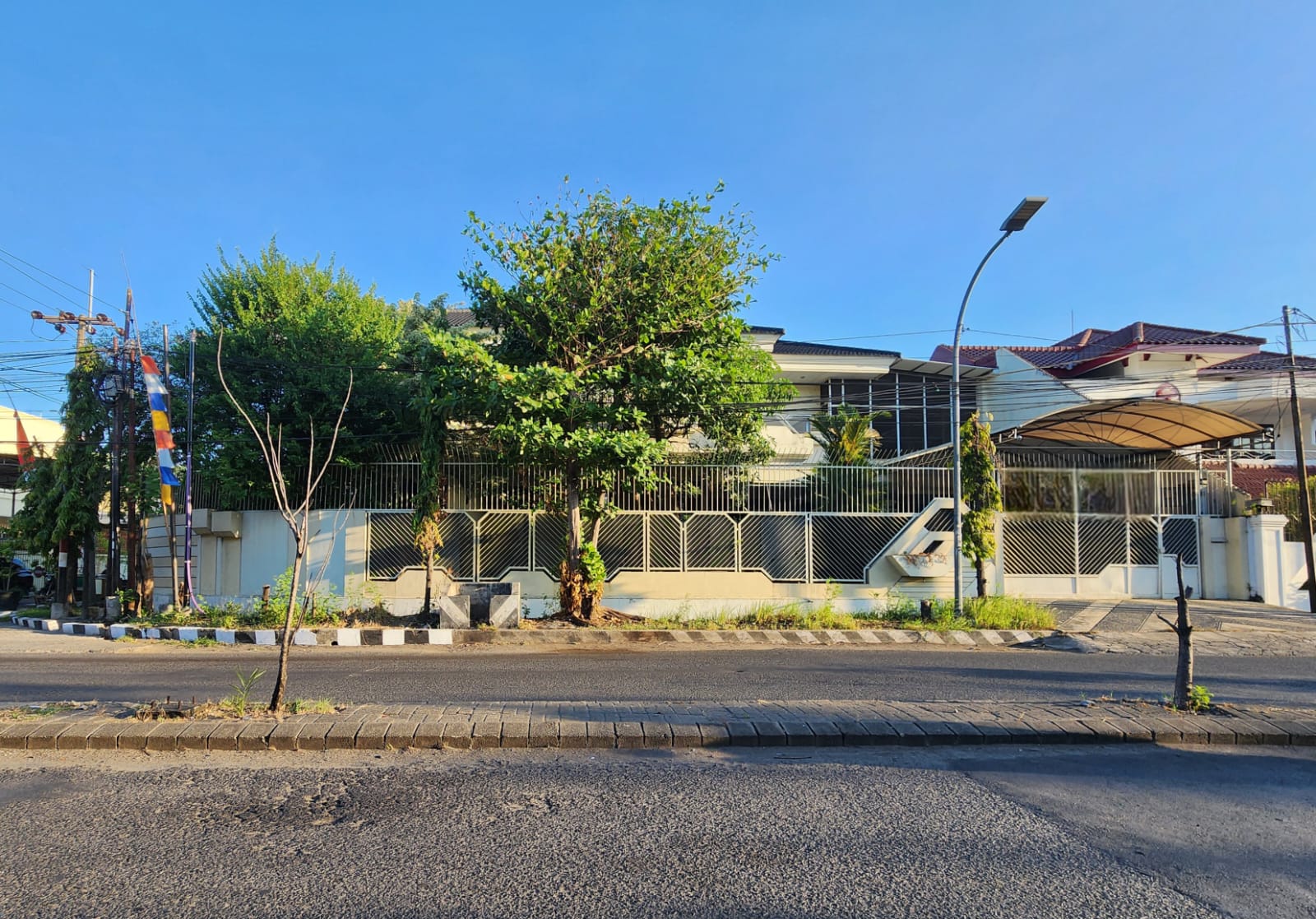 Dijual Rumah Sangat Terawat Siap Huni di Raya Satelit Surabaya Barat - Image 1