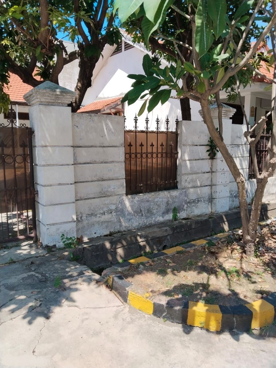 Disewakan Rumah Nyaman di Wilayah Rungkut Asri Tengah Surabaya Timur - Image 1