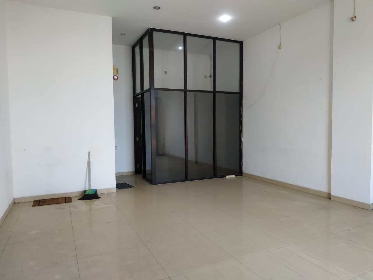 Disewakan Ruko Baru 1 Lantai Strategis di Kutisari Indah Utara Surabaya - Image 1