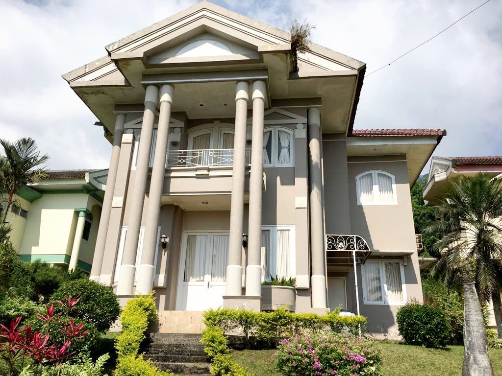 Dijual Villa Kawasan Strategis di Puncak Trawas Mojokerto - Image 1