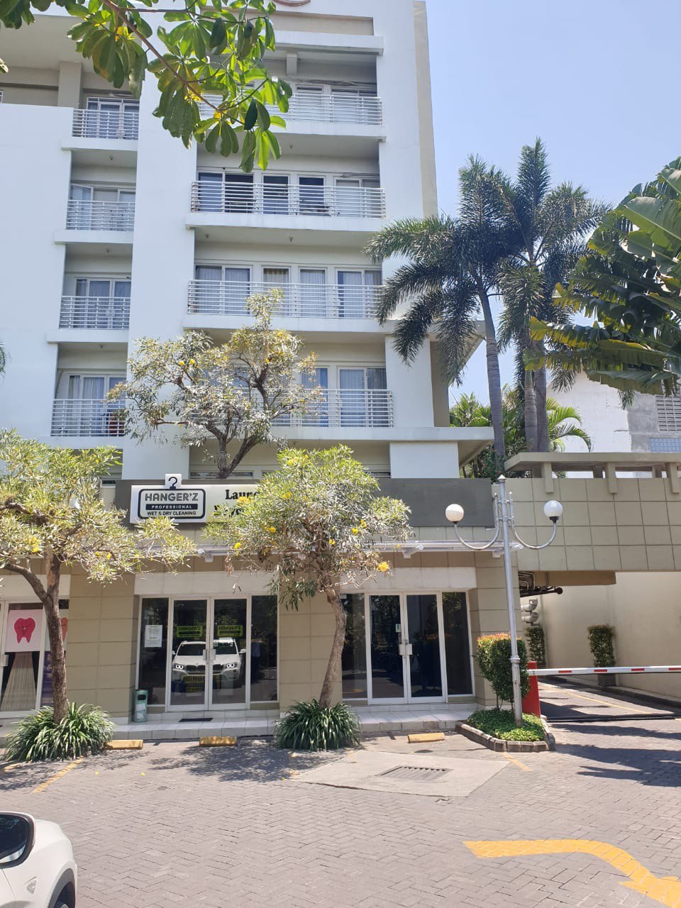 Dijual/Disewakan Ruko Strategis Cosmopolis Commercial Area Wilayah Surabaya Timur - Image 1