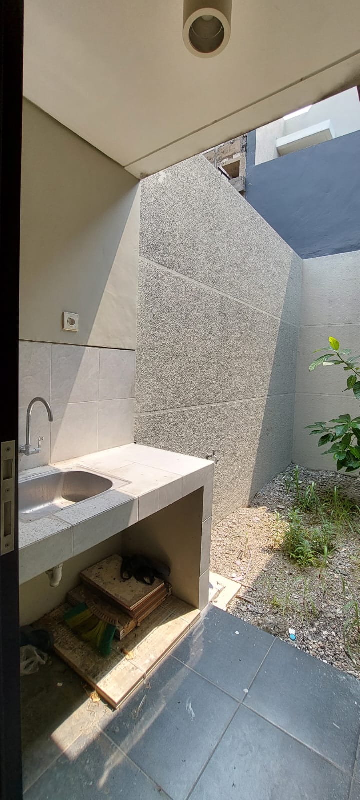 Disewakan Rumah Strategis di Northwest Hill Citraland Utara Surabaya Barat - Image 1