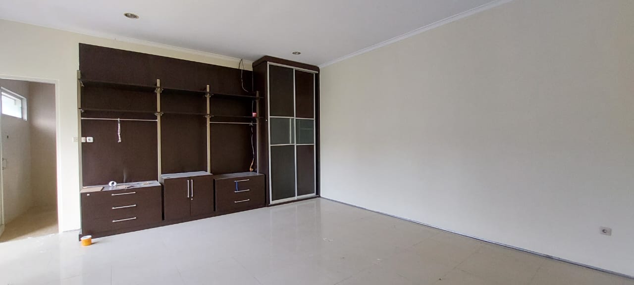 Disewakan Rumah Nyaman di Citraland Utama Surabaya Barat - Image 1