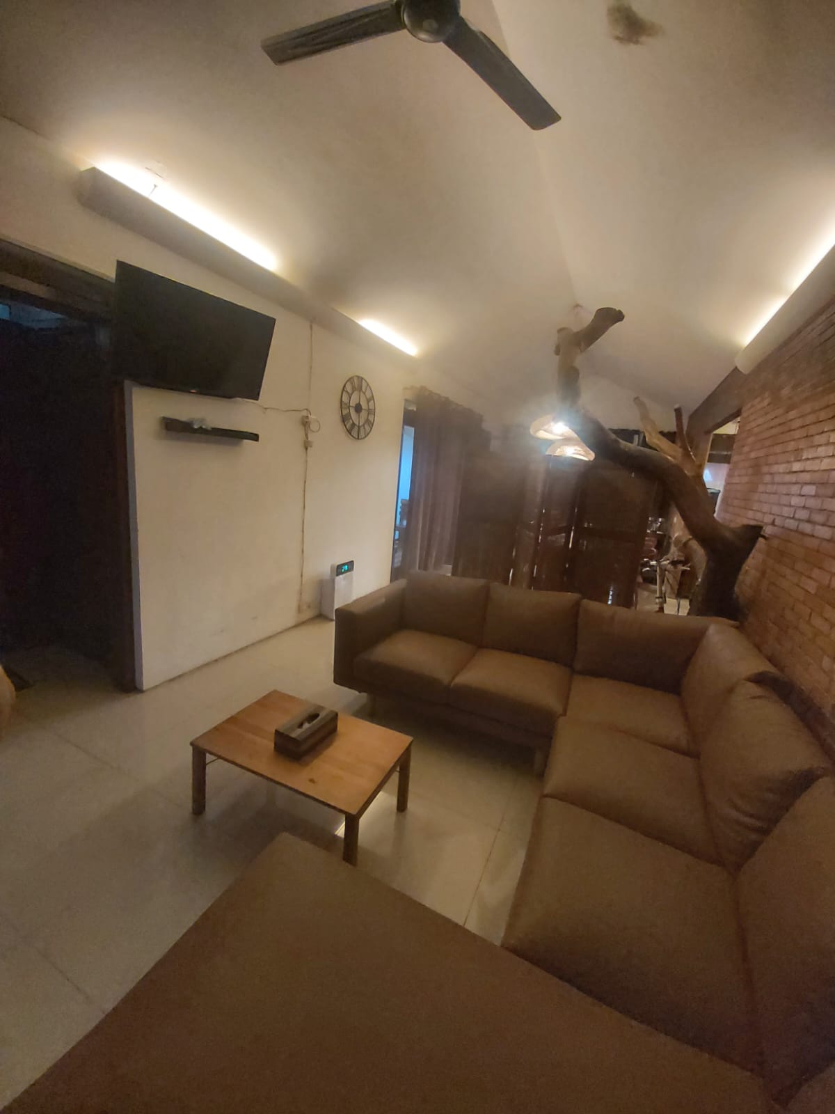 Disewakan Rumah Mewah Bagus Wilayah di Solange Residence Tangerang Selatan - Image 1