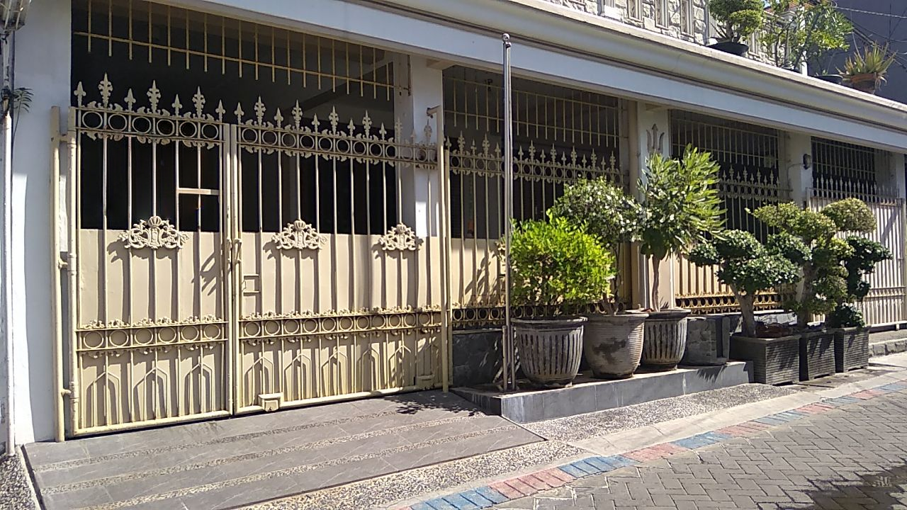Disewakan Rumah Lokasi Strategis di Candi Lontar Surabaya Barat - Image 1