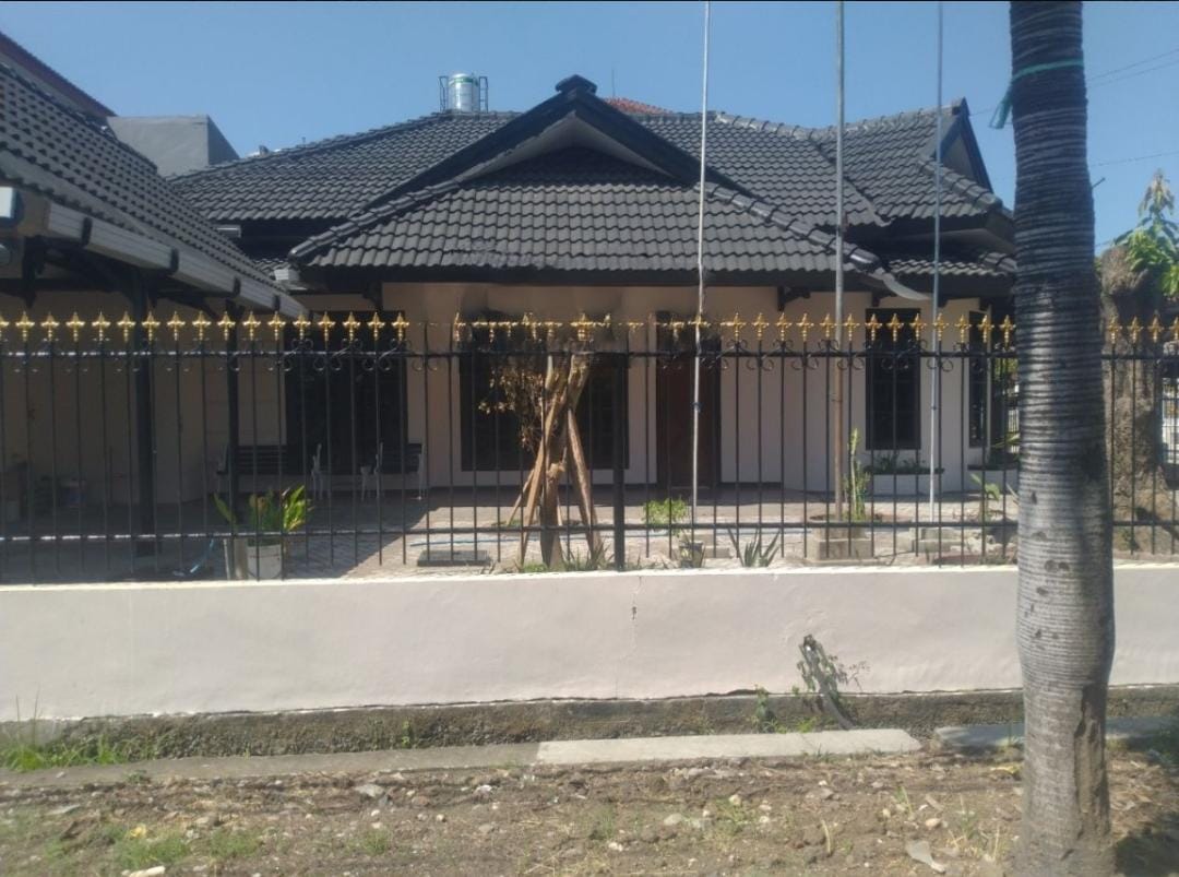Disewakan Rumah Kawasan Padat Penduduk di Surabaya Selatan - Image 1