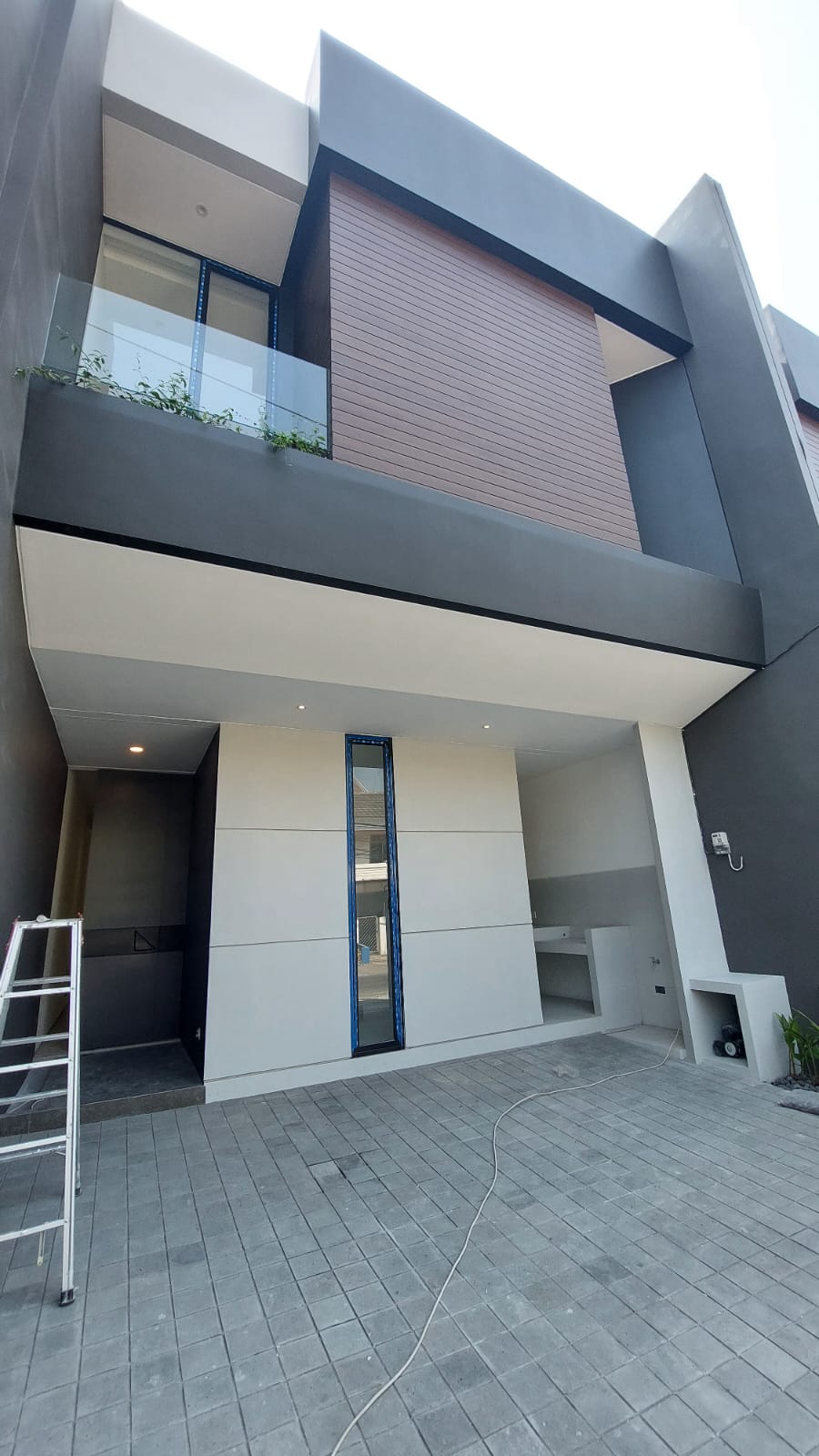 Jual Rumah Modern Minimalis Lokasi di Raya Kutisari Indah Surabaya Selatan - Image 1