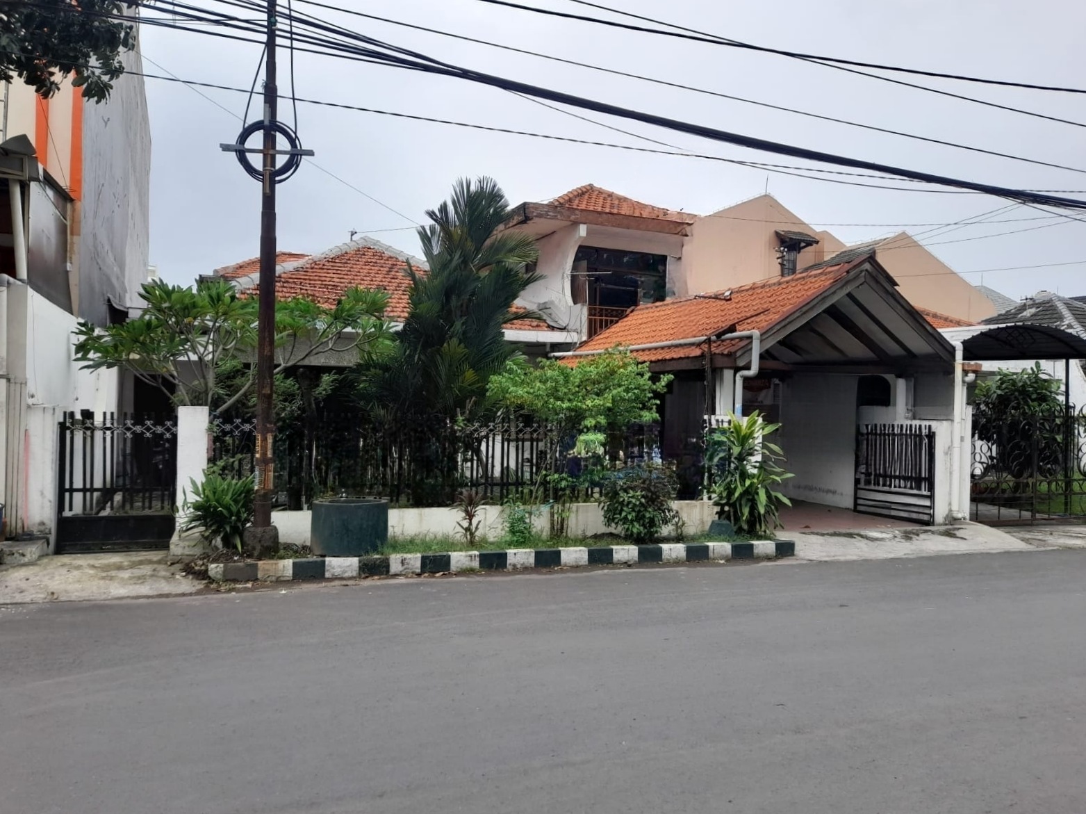 Dijual Rumah Strategis di Ketintang Surabaya Selatan - Image 1