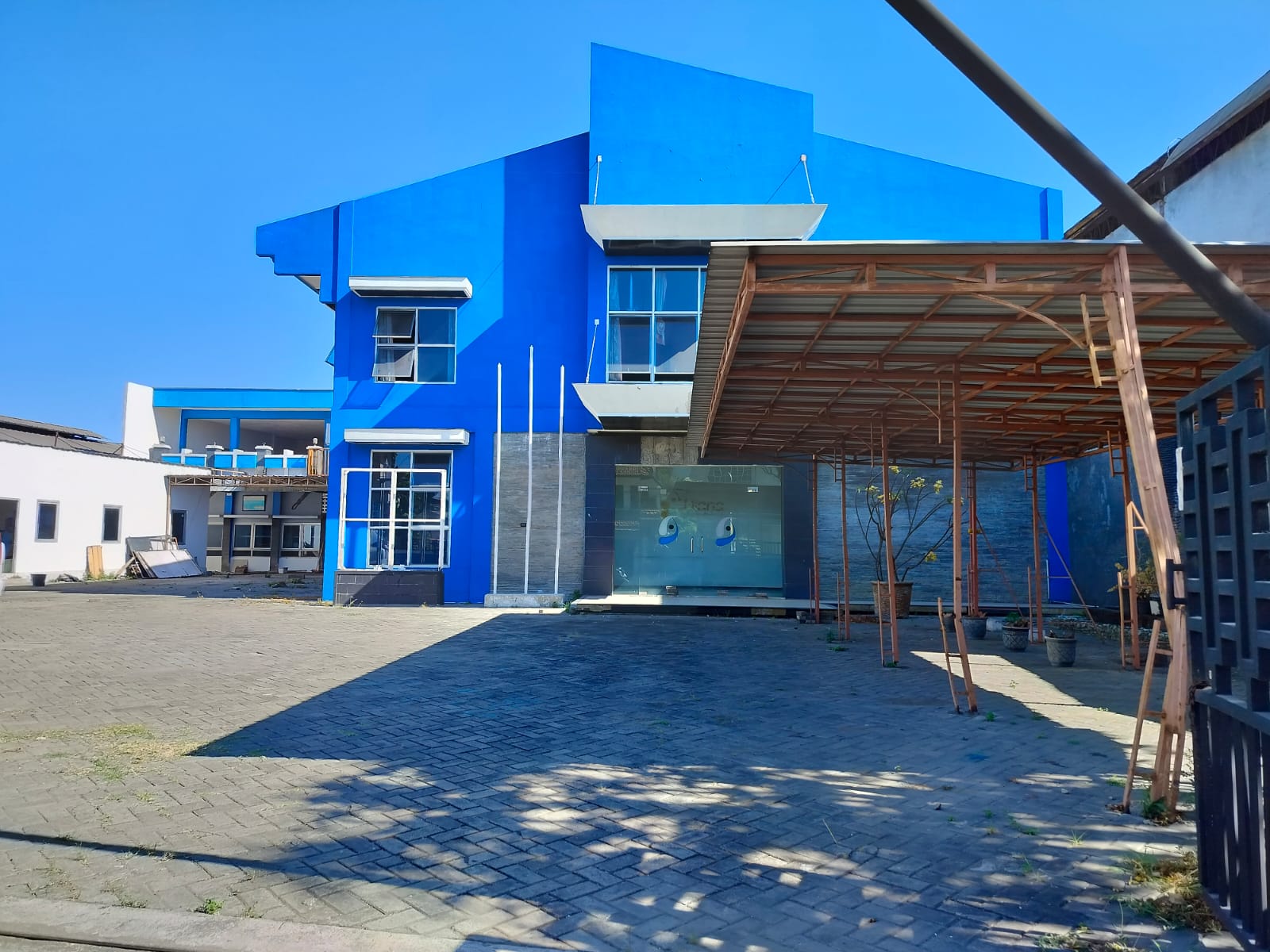 Disewakan Bangunan Luas dan Strategis di Surabaya Timur - Image 1