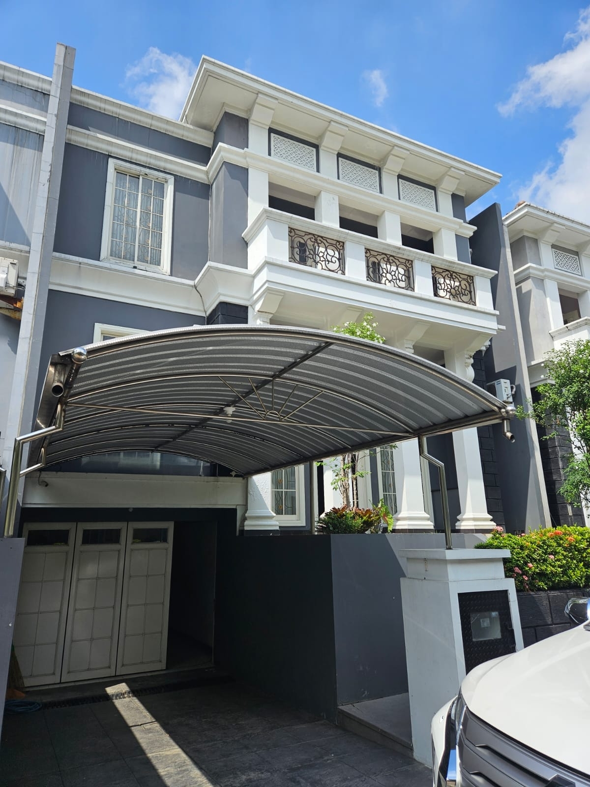 Dijual Rumah Full Furnished di Raffles Garden Citraland Surabaya Barat - Image 1