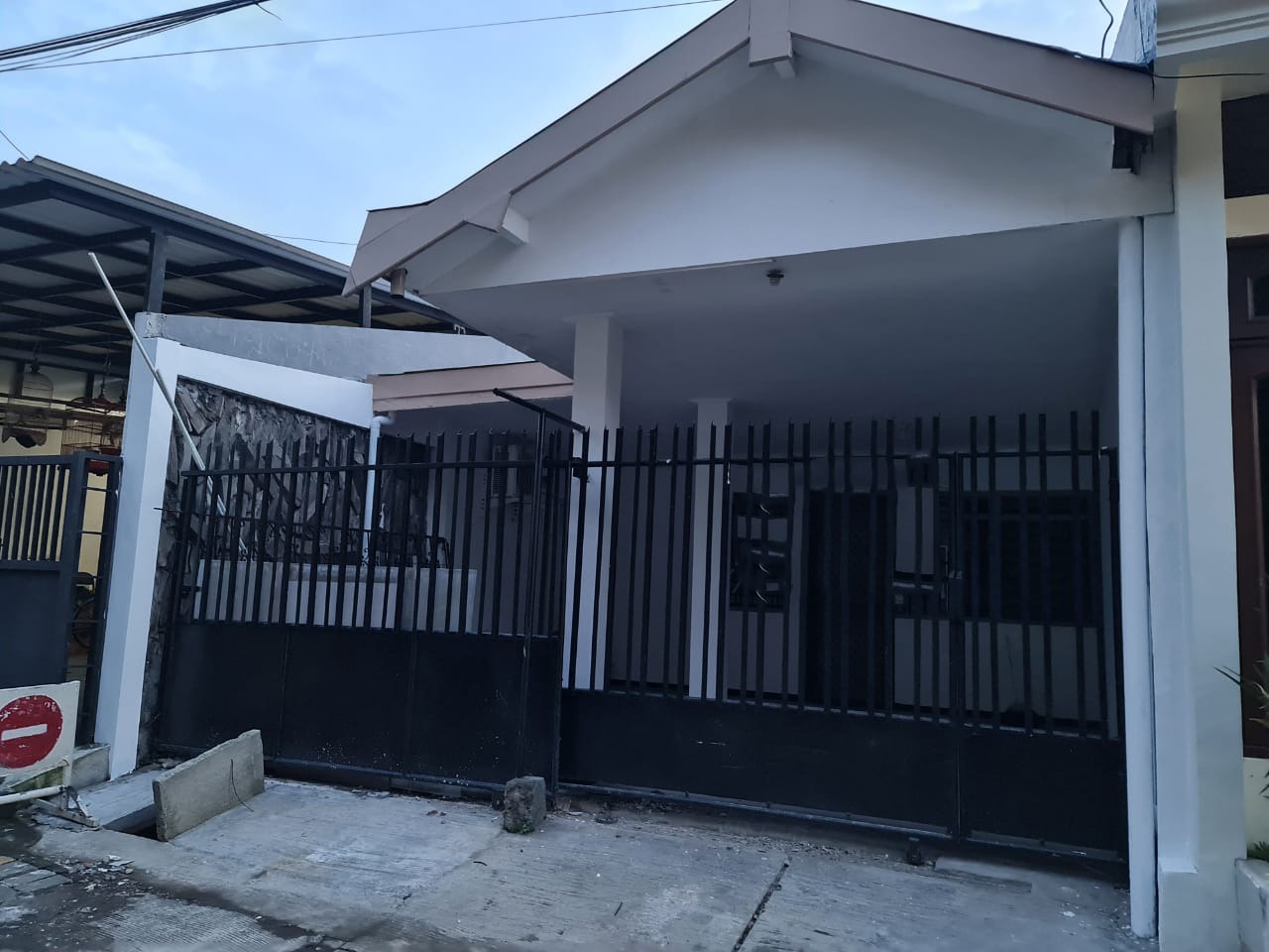 Disewakan Rumah Siap Huni di Simpang Darmo Permai Selatan Surabaya Barat - Image 1