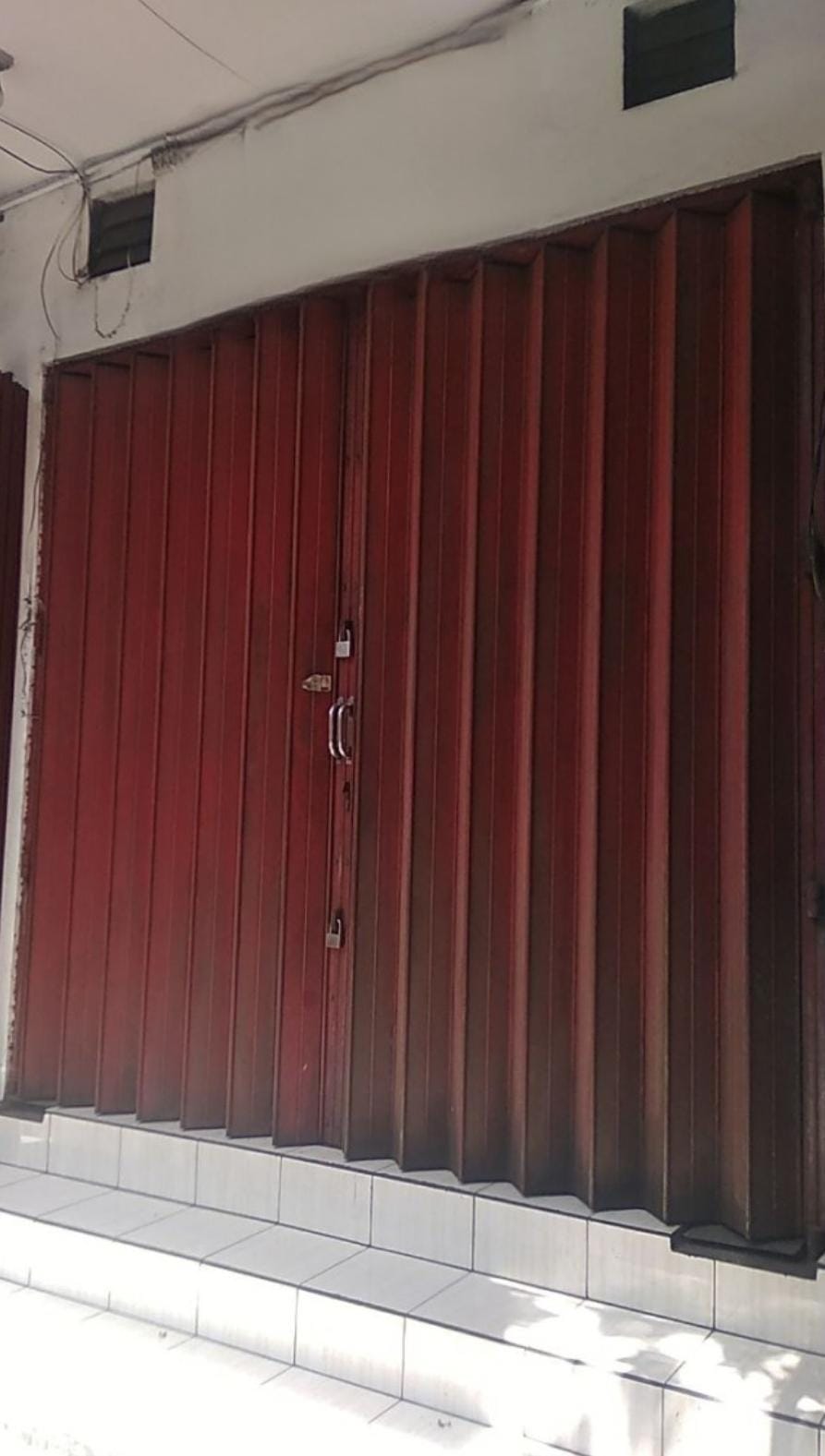 Disewakan Ruko Kawasan Ramai di Surabaya Pusat - Image 1