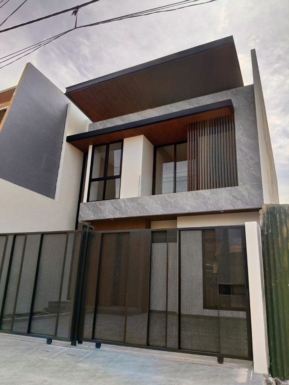 Dijual Rumah Mewah Strategis di Wilayah Manyar Kertoarjo Surabaya Timur - Image 1