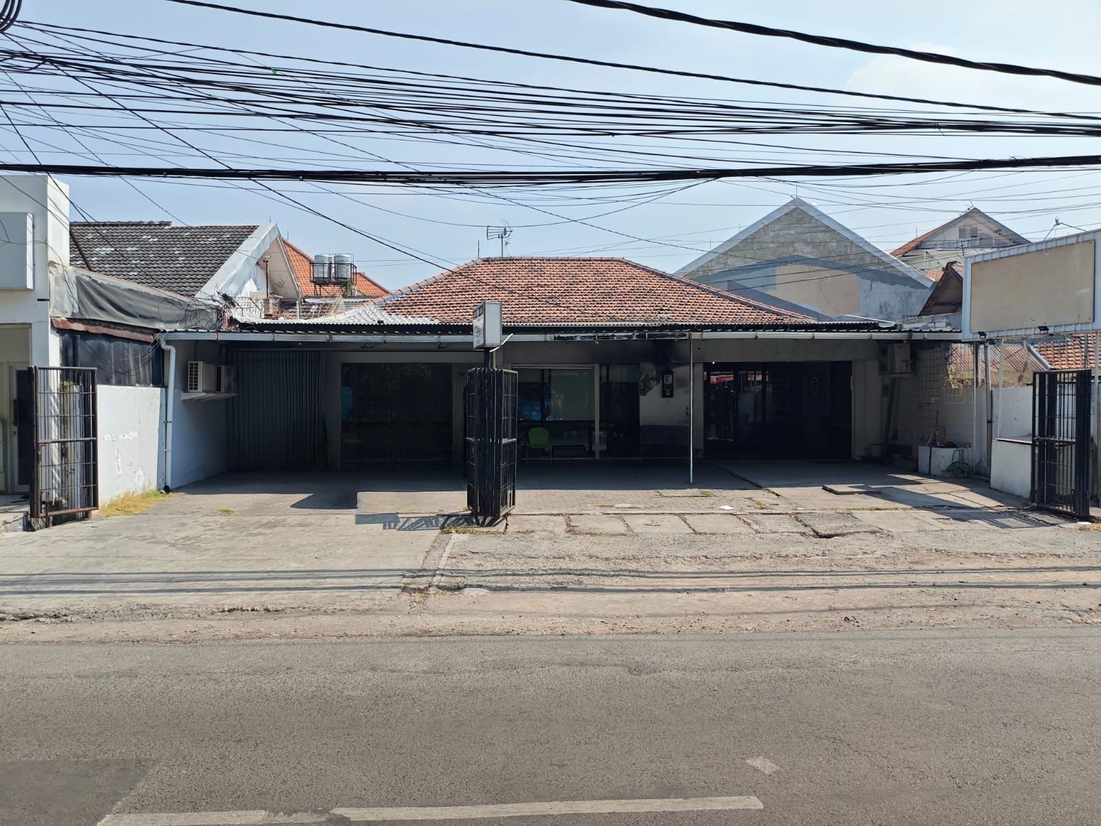 Disewakan Rumah Usaha Strategis di Raya Tenggilis Mejoyo Surabaya Timur - Image 1