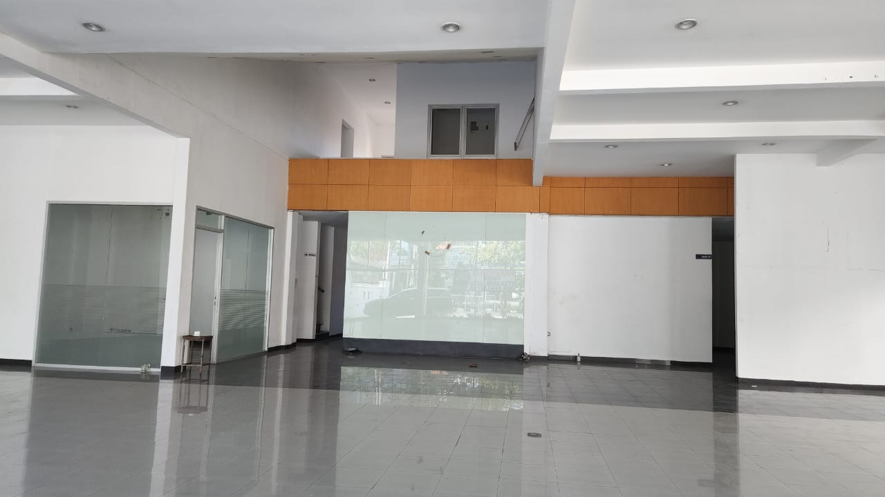 Disewakan Tempat Usaha Cocok Untuk Kantor Atau Showroom di Raya Hr Mohammad Surabaya Barat - Image 1