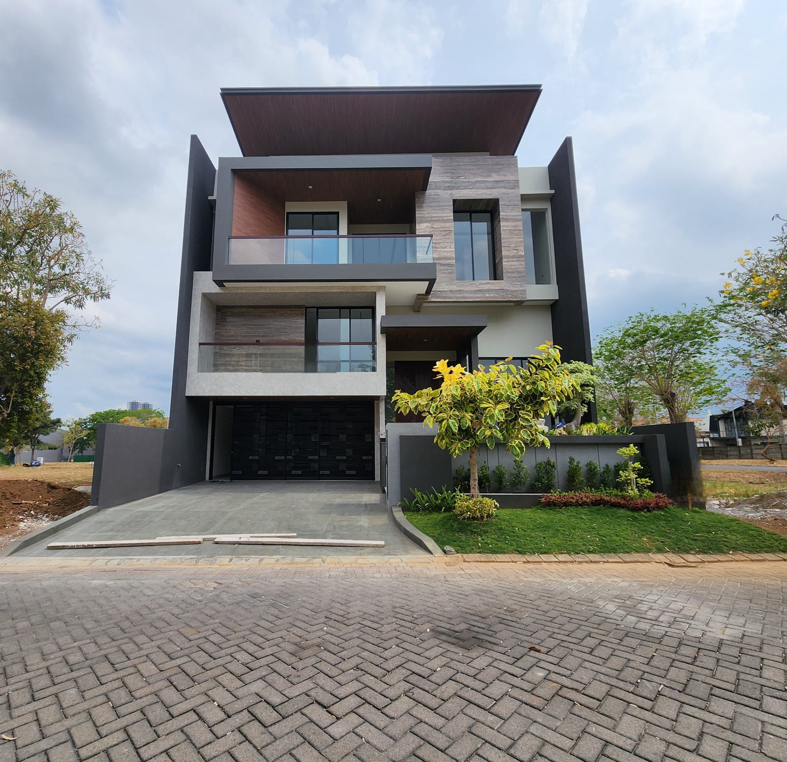 Dijual Rumah Baru Pakuwon Indah Minimalis Split Level Dekat Supermall di Surabaya Barat - Image 1