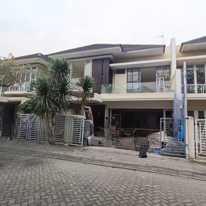 Dijual/Disewakan Rumah Siap Huni Bagus Nyaman di Royal Residence Surabaya Barat - Image 1