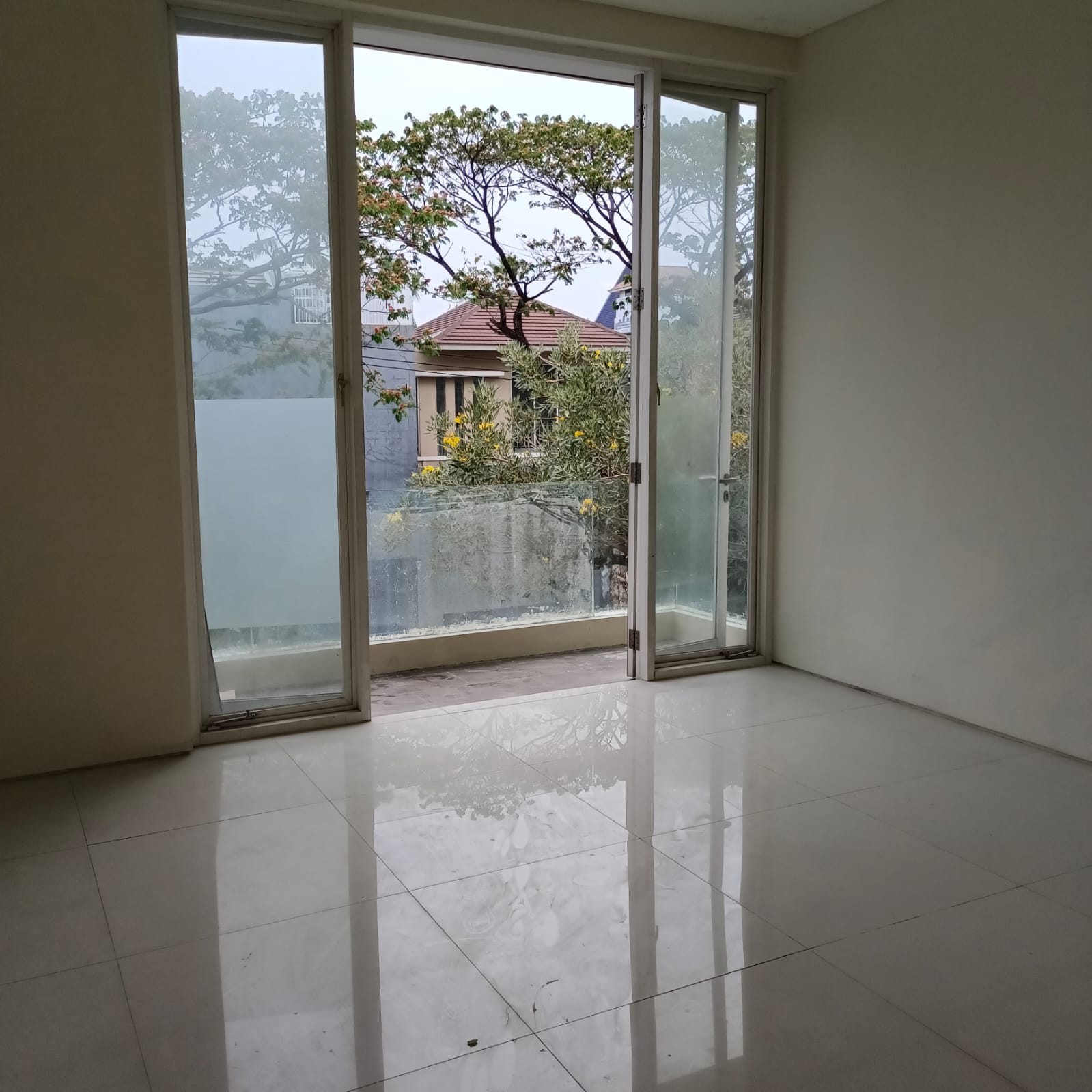 Dijual/Disewakan Rumah Siap Huni Bagus Nyaman di Royal Residence Surabaya Barat - Thumbnail 2