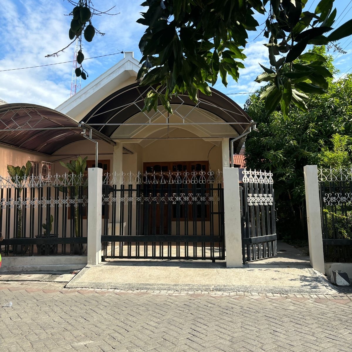 Dijual Rumah Strategis dan Asri di Sambisari Surabaya Barat - Image 1