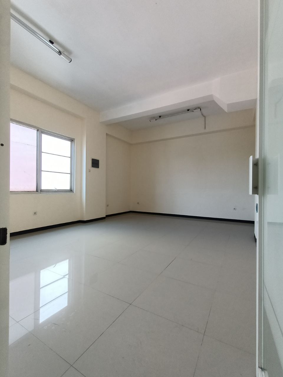 Disewakan Ruko Lokasi Strategis di Wilayah Darmo Square Surabaya - Thumbnail 4