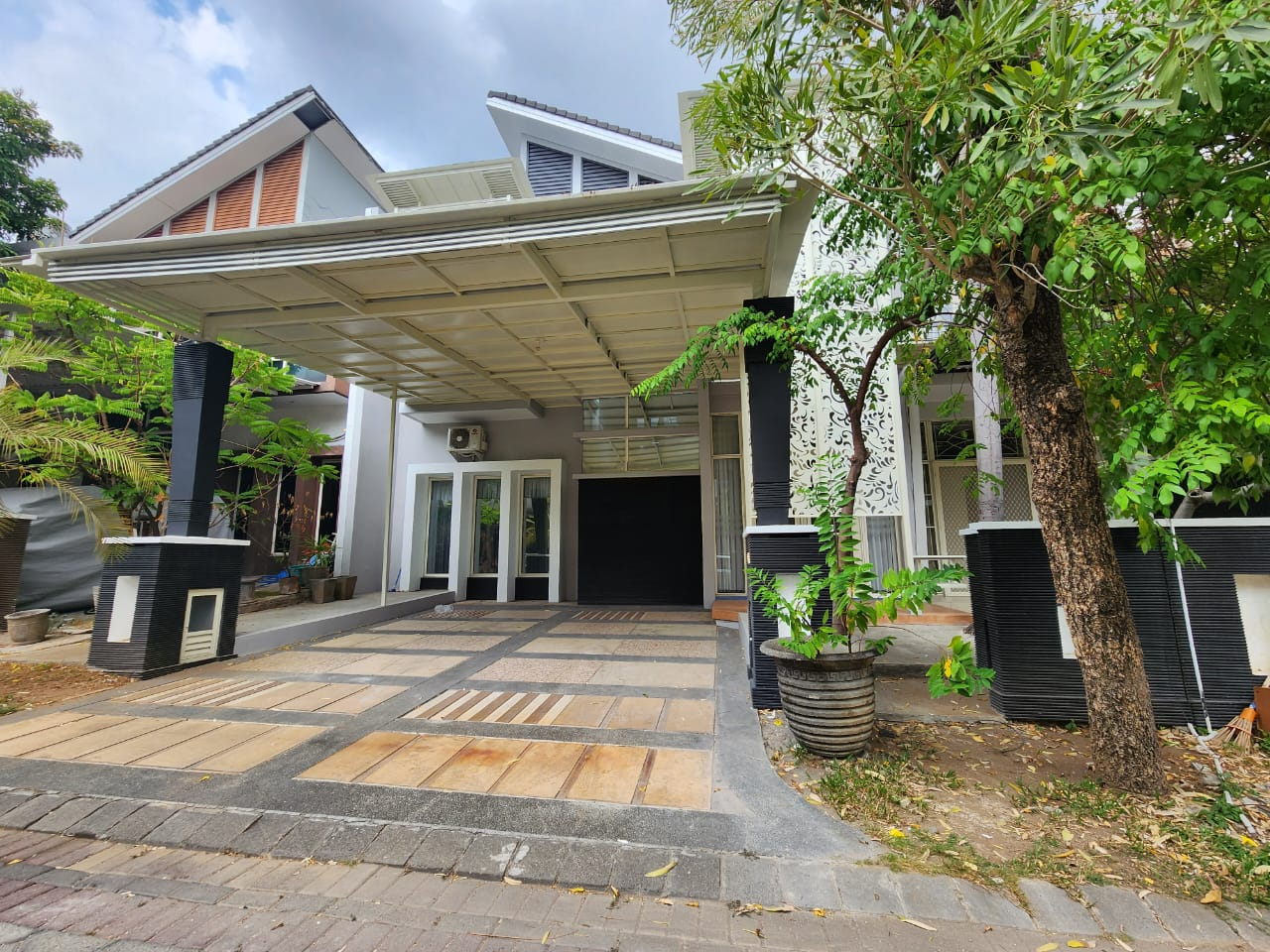 Disewakan Rumah Baru Mewah di Golf Terrace Pakuwon Indah Surabaya Barat - Image 1